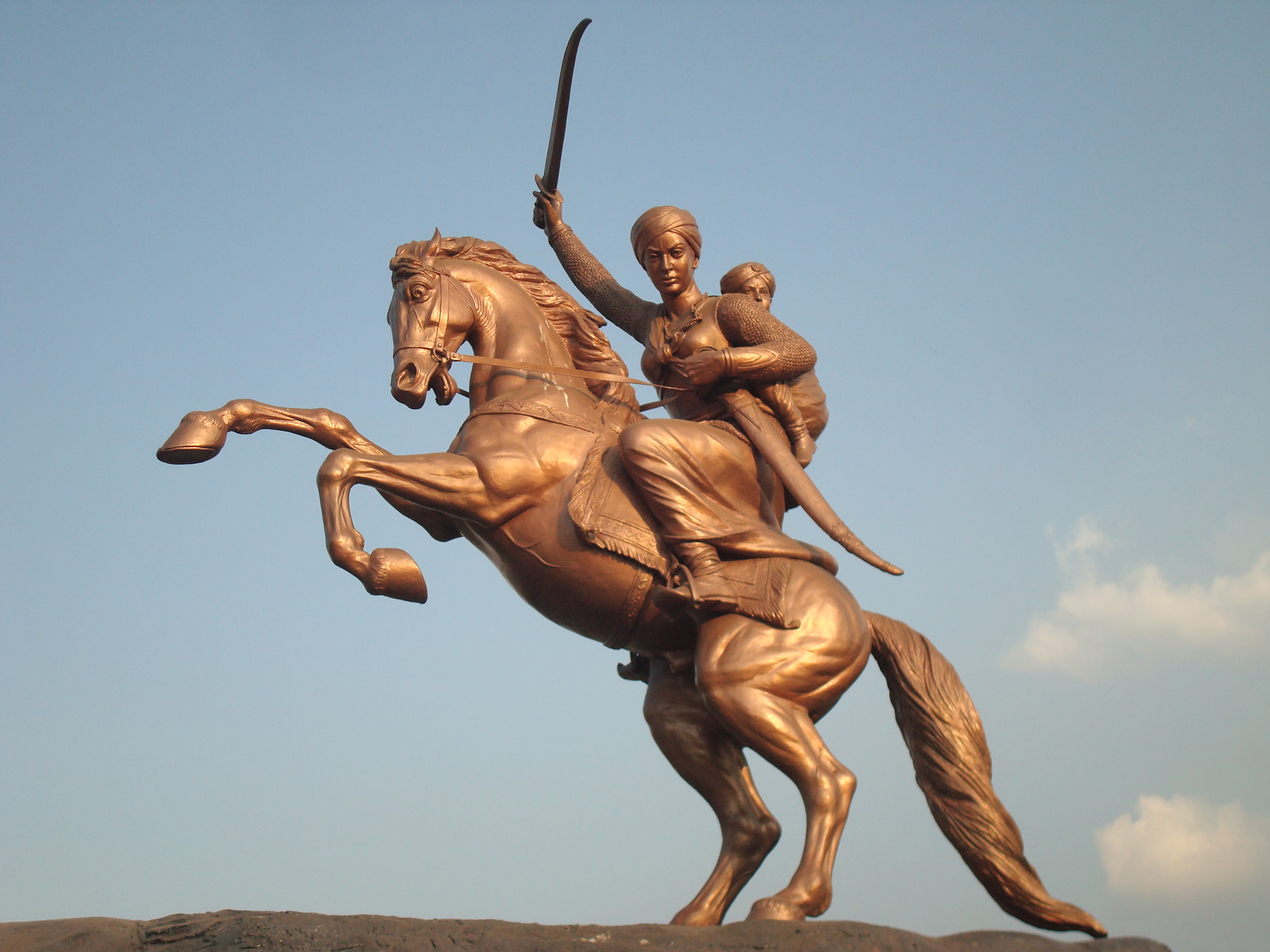 Laxmibai's_statue_in_Solapur.JPG